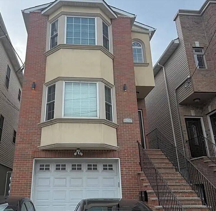 205 Cleveland Ave, Unit 1 in Harrison, NJ - Building Photo