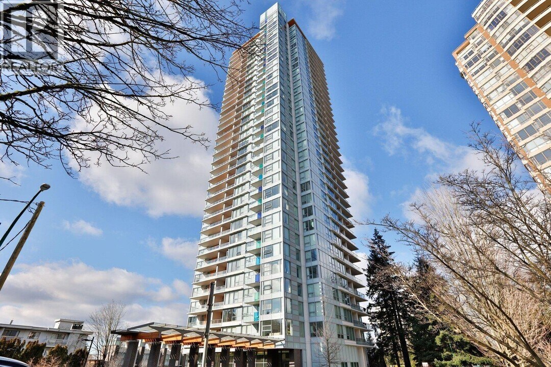 5883 Barker Ave in Burnaby, BC - Building Photo
