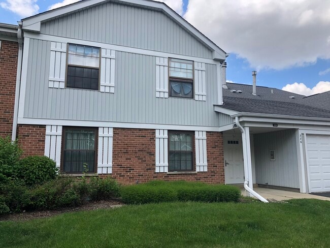226 Arrowwood Ct, Unit 226 Arrowwood Ct unit D2 in Schaumburg, IL - Building Photo - Building Photo