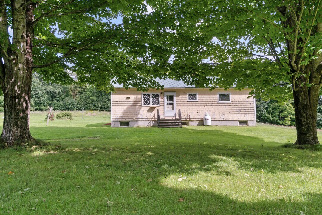 19 Schacht Ln in Gardiner, ME - Foto de edificio
