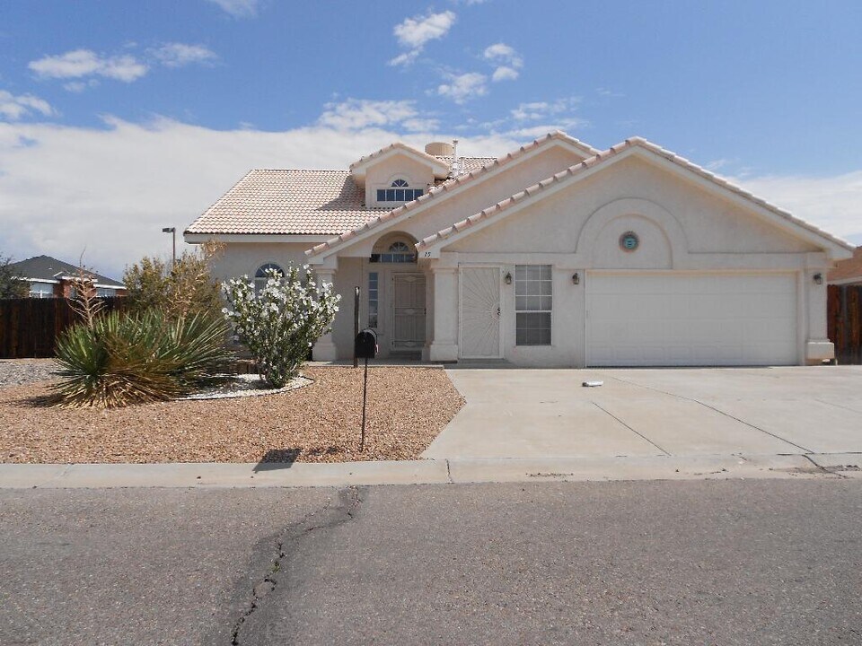 15 Pinon Ave in Los Lunas, NM - Building Photo