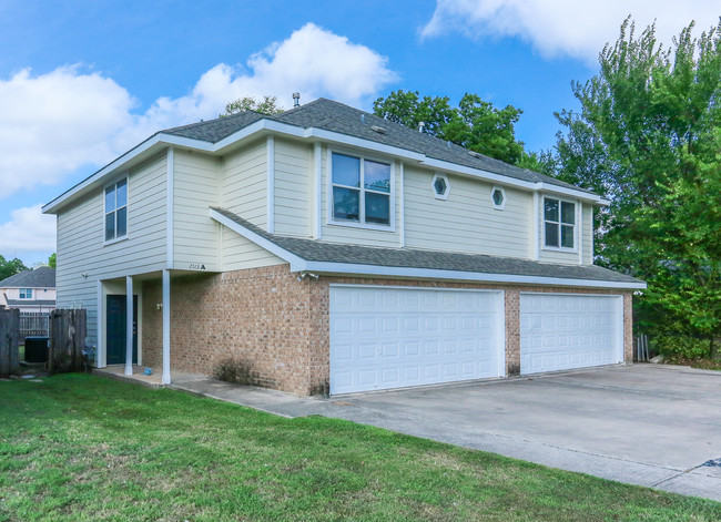 University Woods Duplexes in Waco, TX - Building Photo - Building Photo