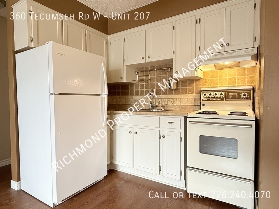 360 Tecumseh Rd W in Windsor, ON - Building Photo