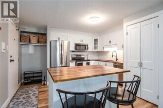 339 Northlake Dr in Waterloo, ON - Building Photo - Building Photo