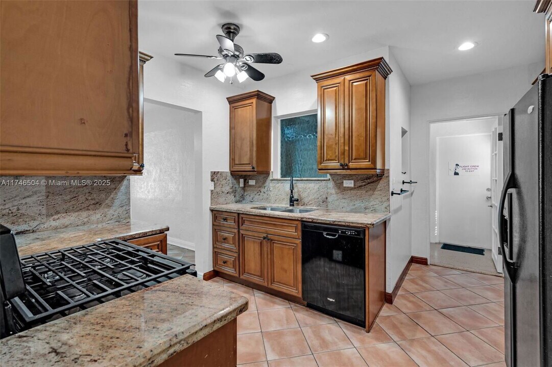 1024 Tyler St in Hollywood, FL - Building Photo