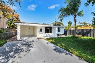 913 Avon Rd in West Palm Beach, FL - Building Photo - Building Photo