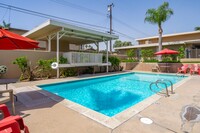 Elizabethan Townhouse in Garden Grove, CA - Foto de edificio - Building Photo