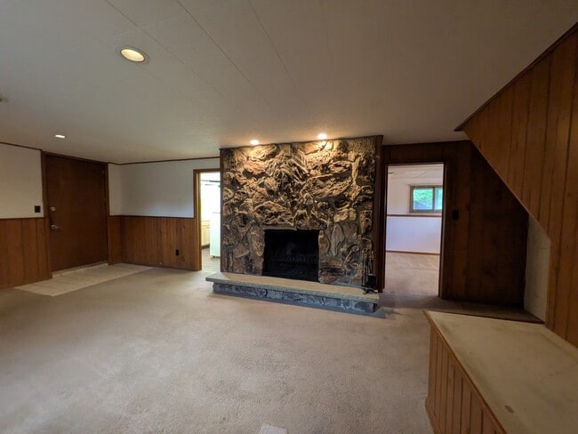 5604 N Woodland Dr, Unit Lower Level Suite