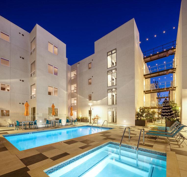 Aspire Apartments in Northridge, CA - Foto de edificio