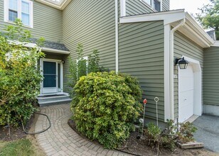 285 Bishops Forest Dr in Waltham, MA - Building Photo - Building Photo