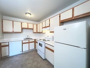 Tanglewood Apartments in Woodhaven, MI - Foto de edificio - Building Photo