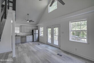 1076 Lilinoe Way in Diamondhead, MS - Building Photo - Building Photo
