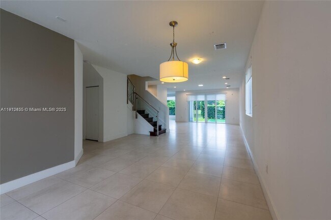 6839 NW 103rd Ave in Doral, FL - Foto de edificio - Building Photo