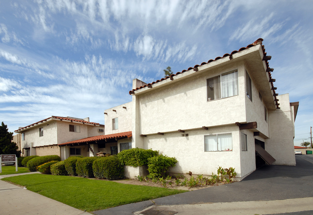 11841 Old River School Rd in Downey, CA - Building Photo