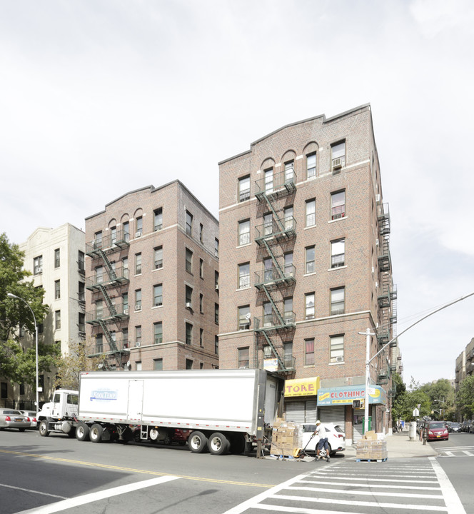 209 E 165th St in Bronx, NY - Building Photo