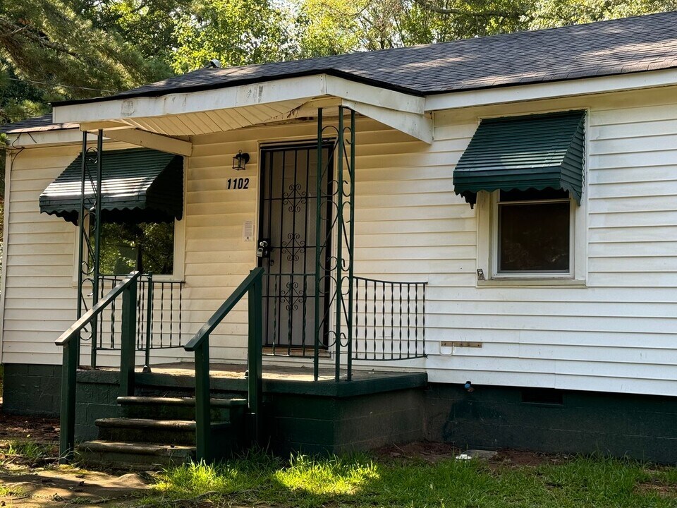 1102 Dewey St in Griffin, GA - Building Photo