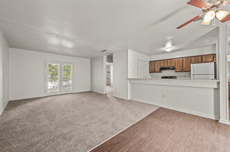 SEASONS APARTMENTS in Shreveport, LA - Building Photo - Interior Photo