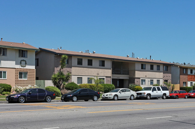 8750 Woodman Ave in Arleta, CA - Building Photo - Building Photo