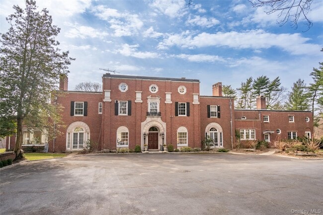 393 Oyster Bay Road in Mill Neck, NY - Building Photo - Building Photo