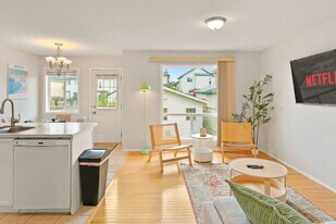 212 Hidden Hills Rd NW in Calgary, AB - Building Photo