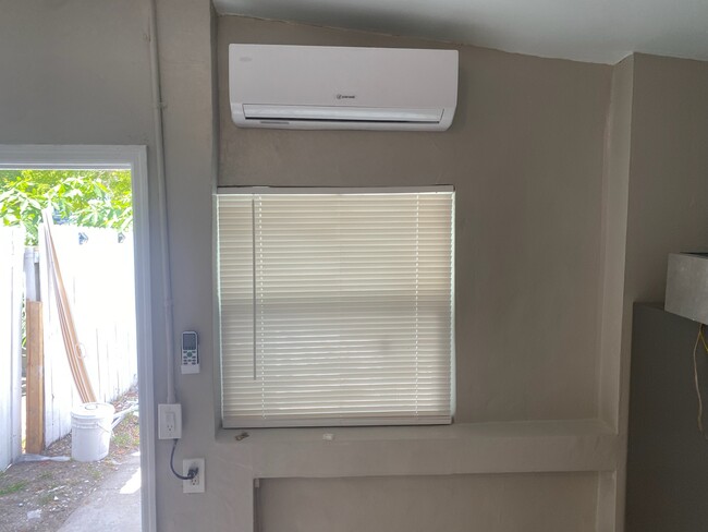 90 NW 185th Ter, Unit Efficiency in Miami, FL - Foto de edificio - Building Photo