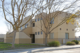 Maldonado Plaza in Firebaugh, CA - Foto de edificio - Building Photo