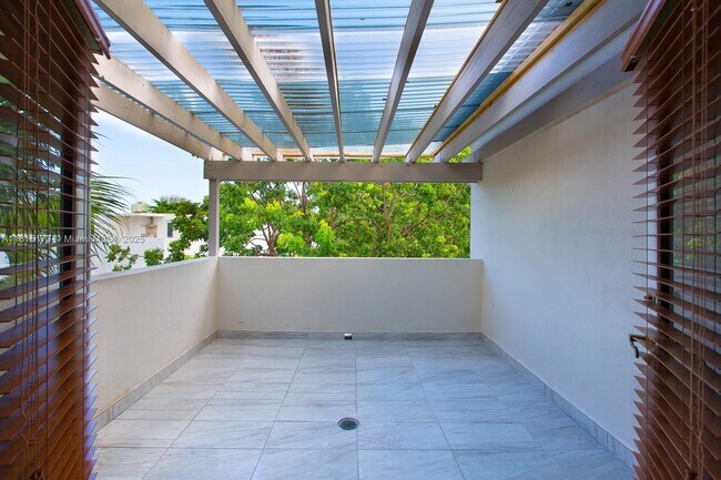 property at 2913 SW 30th Ct