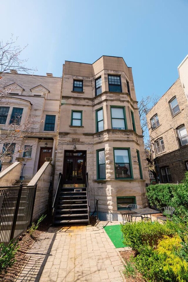 2544 N Burling St in Chicago, IL - Foto de edificio - Building Photo