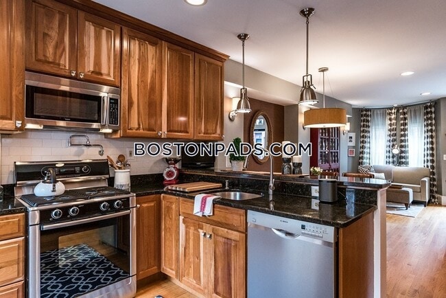 1 Greenwich Ct, Unit 1