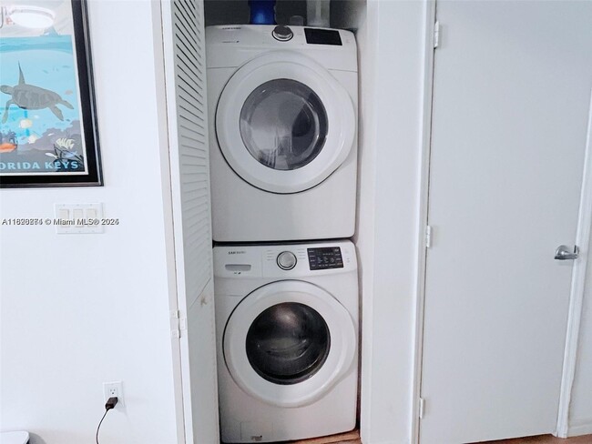 950 Brickell Bay Dr, Unit 403 in Miami, FL - Building Photo - Building Photo