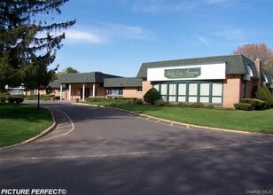 89 Artist Lake Dr in Middle Island, NY - Foto de edificio - Building Photo