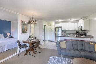 2140 Kuhio Ave. in Honolulu, HI - Building Photo - Building Photo