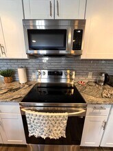 60 Cedar St, Unit B in Waltham, MA - Foto de edificio - Building Photo