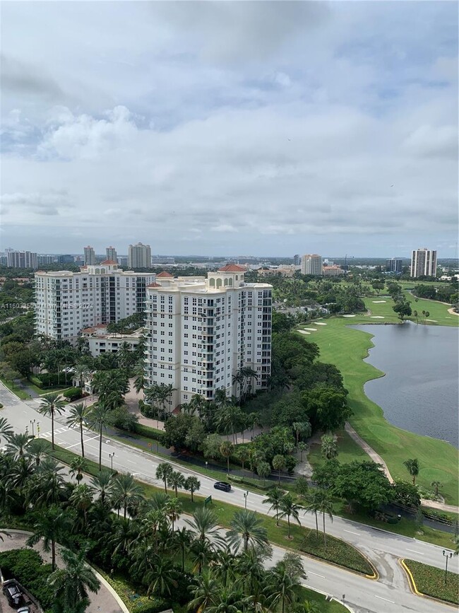 20185 E Country Club Dr, Unit 2102 in Miami, FL - Foto de edificio - Building Photo