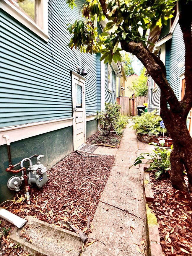 1838 SE Oak St, Unit B in Portland, OR - Building Photo - Building Photo