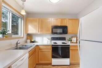 15577 Flight Way in Apple Valley, MN - Building Photo - Building Photo