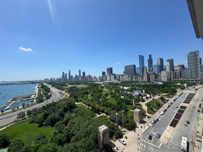 400 E Randolph St, Unit 2215 in Chicago, IL - Building Photo - Building Photo