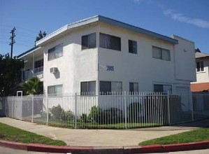 5905 Whitnall Hwy in North Hollywood, CA - Building Photo - Building Photo