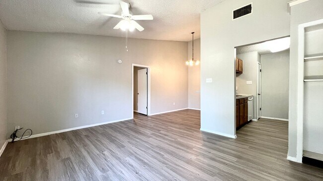 11953 Sunhillow Bend-Unit -B in Austin, TX - Foto de edificio - Building Photo