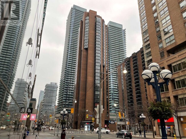 55-2055 Charles St W