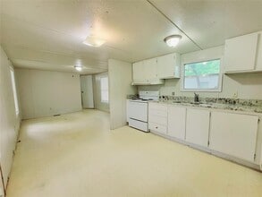 401 S Woodson St in Willis, TX - Building Photo - Building Photo