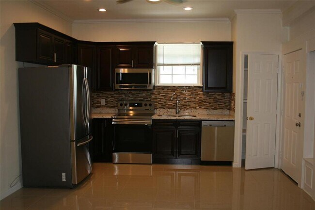 3510 Avenue L in Galveston, TX - Building Photo - Building Photo