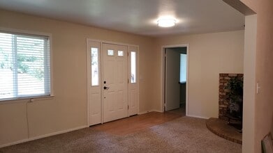 14406 Penn Rd in Grass Valley, CA - Foto de edificio - Building Photo