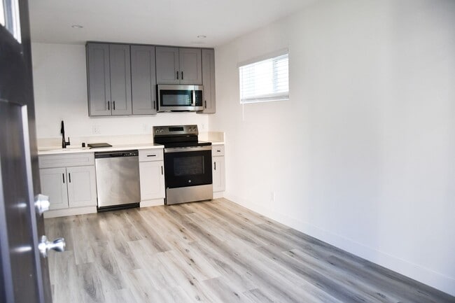 994 Valencia St in Costa Mesa, CA - Building Photo - Building Photo