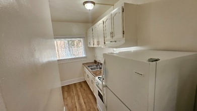 2850 Francis Ave in Los Angeles, CA - Building Photo - Building Photo