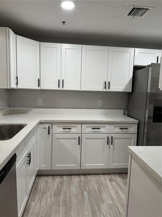 6440 NW 114th Ave in Doral, FL - Foto de edificio - Building Photo