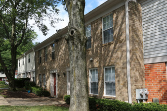 Scarborough Square Townhomes & Apartments in Rockville, MD - Building Photo - Building Photo