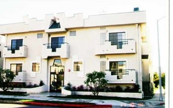 102 N Sweetzer Ave in Los Angeles, CA - Foto de edificio - Building Photo