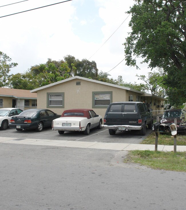 427 NW 21st Ter in Fort Lauderdale, FL - Building Photo - Building Photo