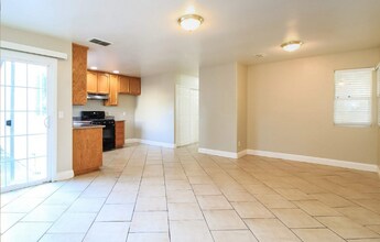 4433 Bollenbacher Ave in Sacramento, CA - Building Photo - Building Photo